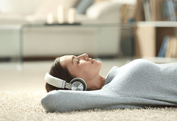 kobieta słuchające relaksującej muzyki
